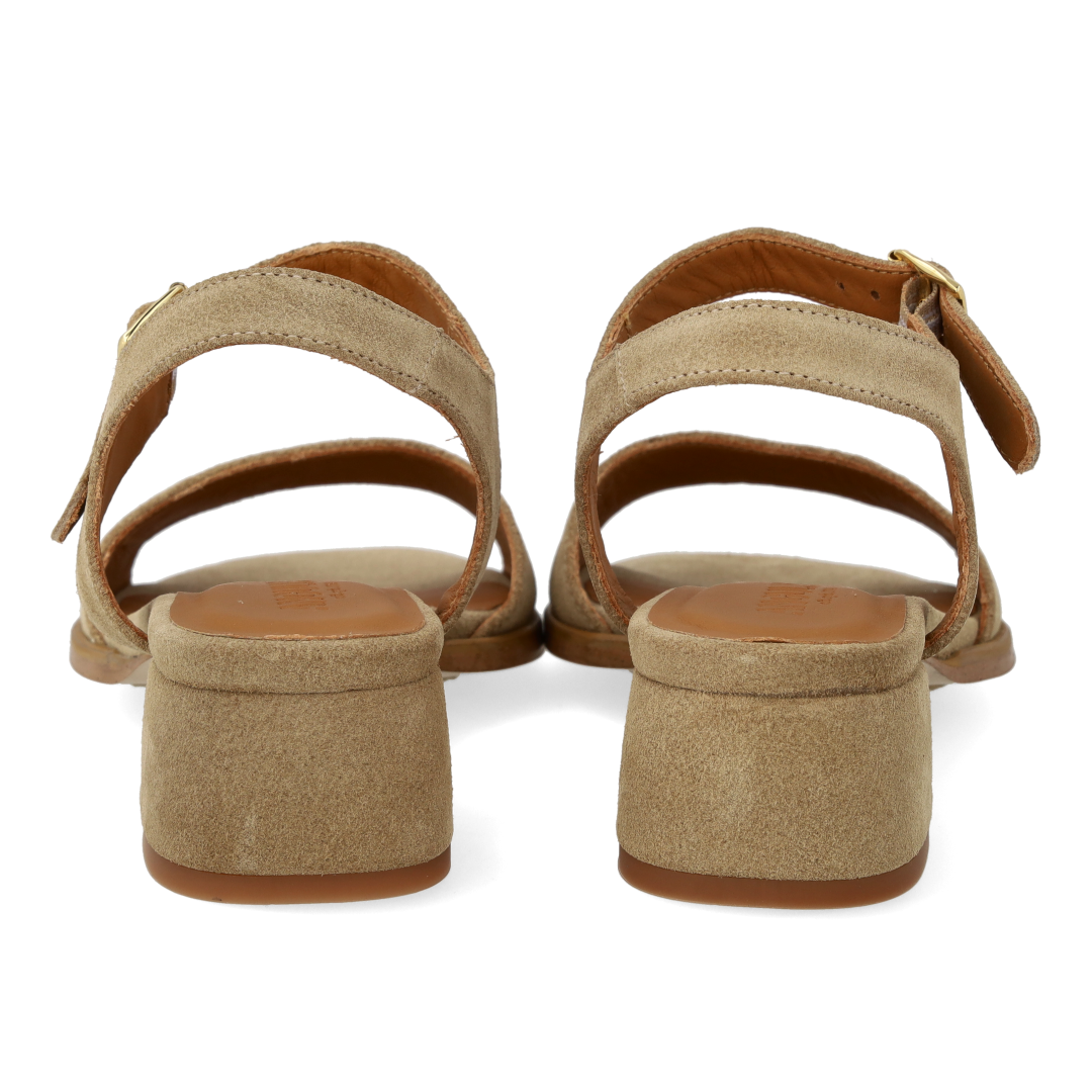 Sandal med kurvet blokhæl