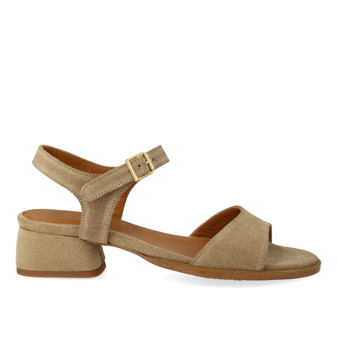 Sandal med kurvet blokhæl