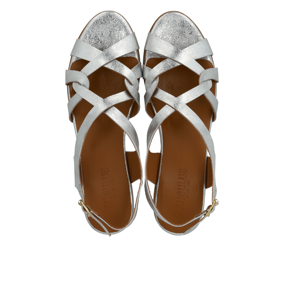 Sandal med remdetaljer