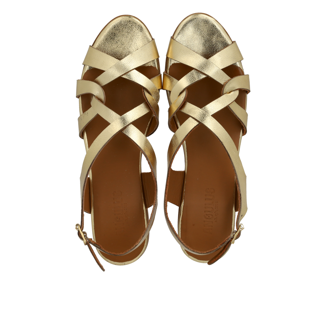 Sandal med remdetaljer