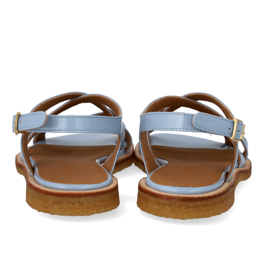 Sandal med remdetaljer