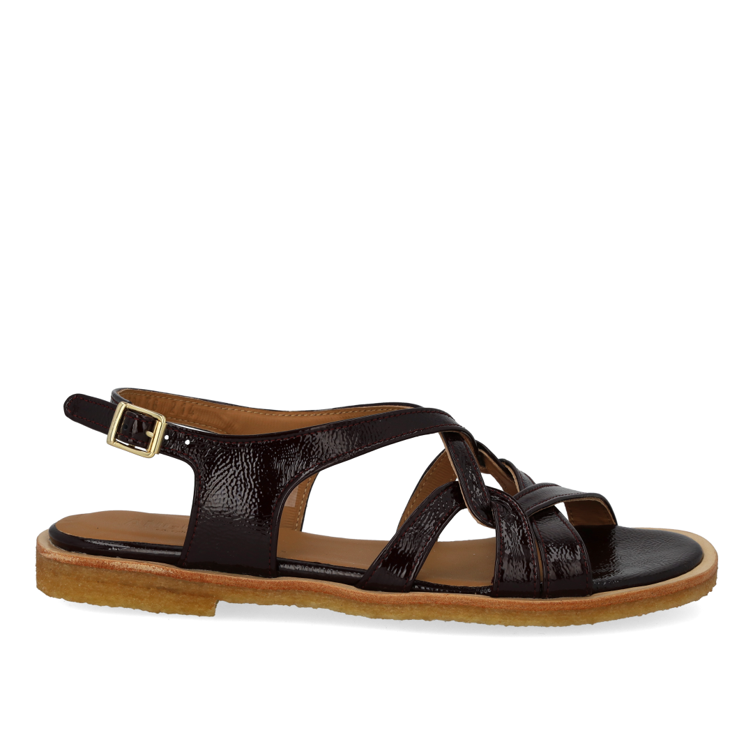 Sandal med remdetaljer
