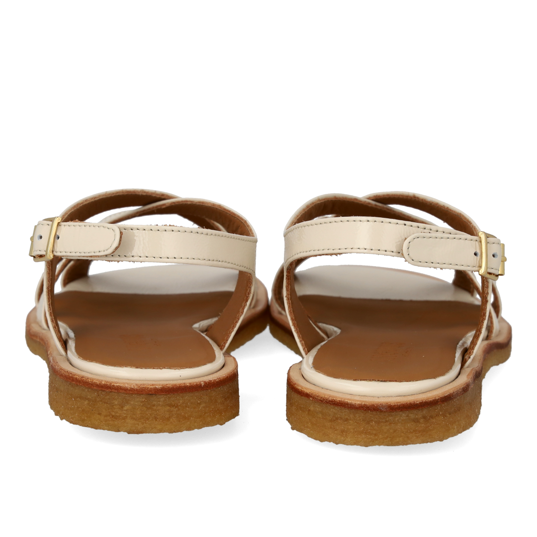 Sandal med remdetaljer