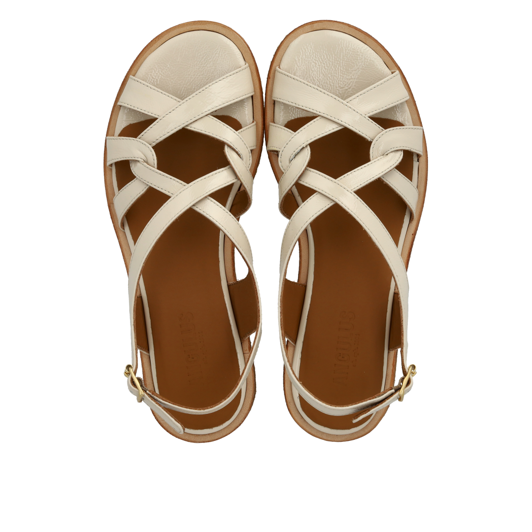Sandal med remdetaljer