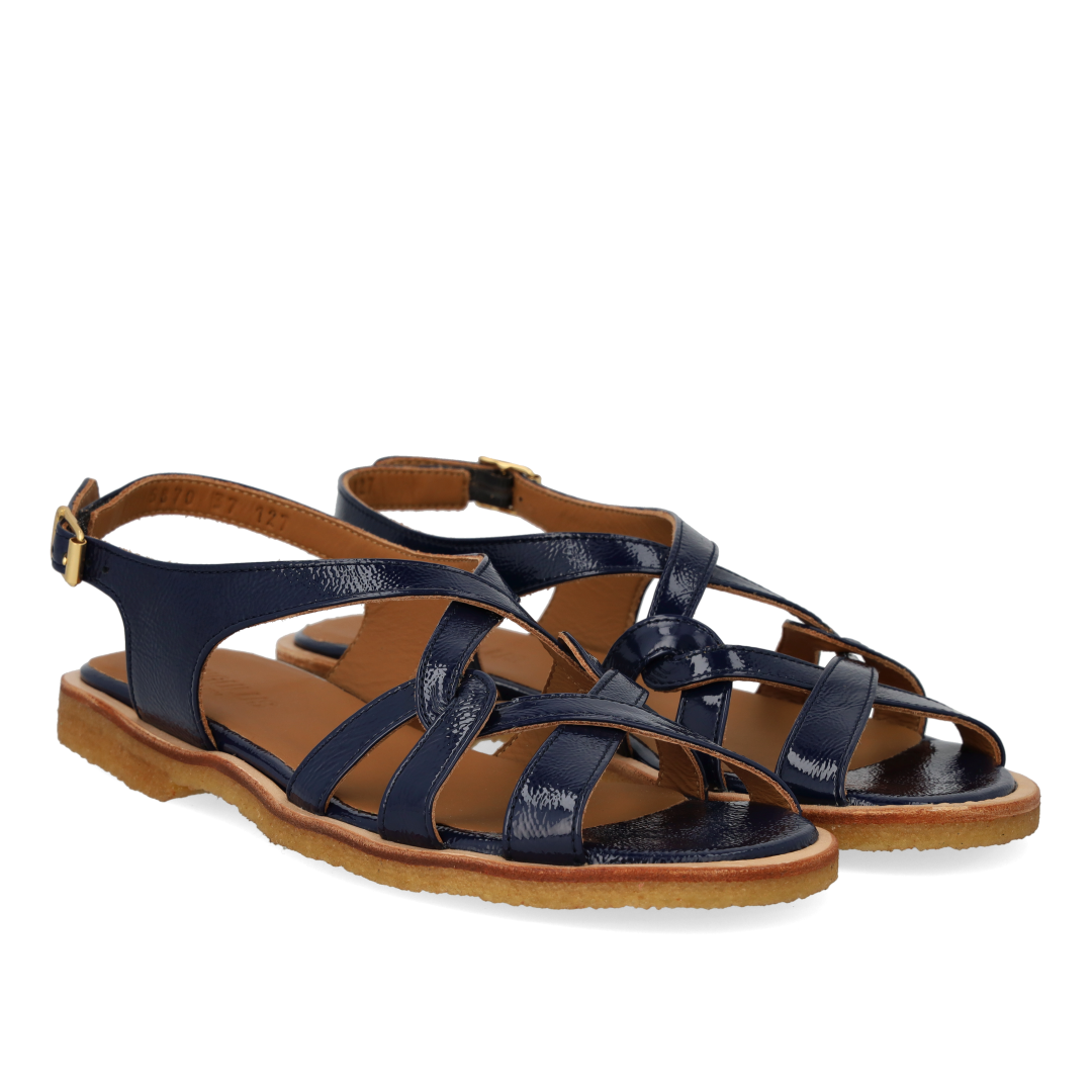 Sandal med remdetaljer