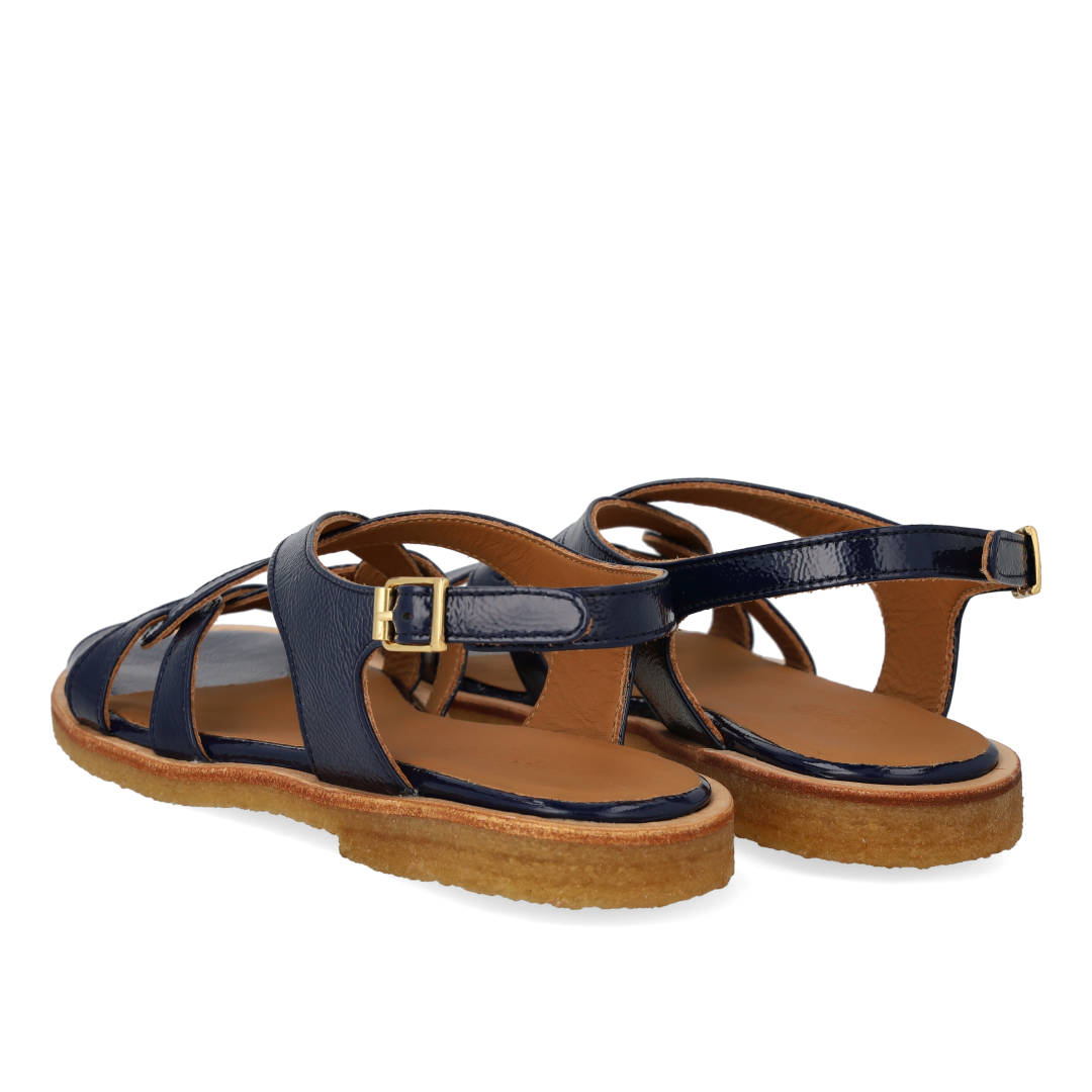 Sandal med remdetaljer