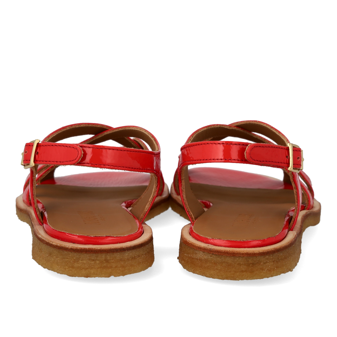 Sandal med remdetaljer