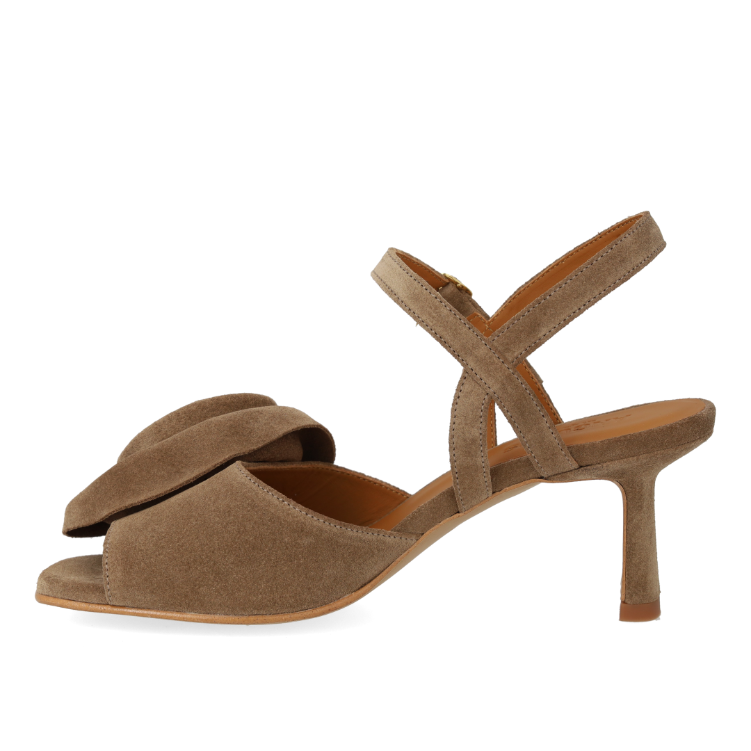 Højhælet Sandal med voluminøs rosedetalje