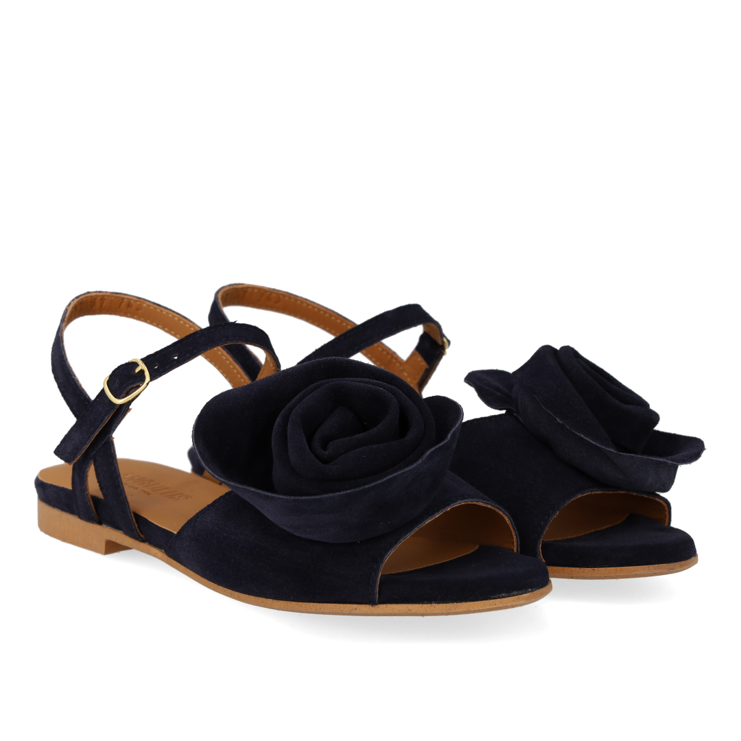 Sandal med voluminøs rosedetalje