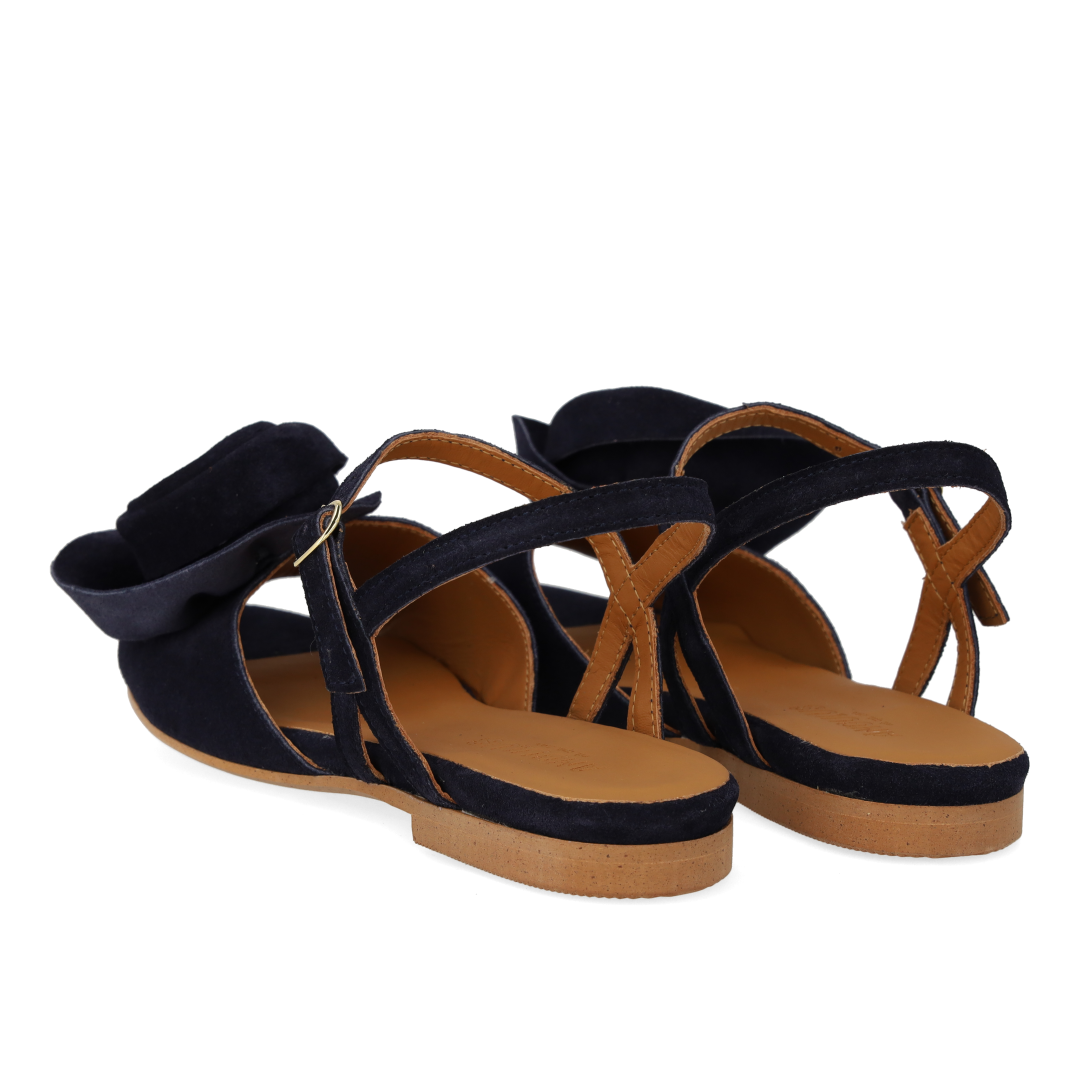Sandal med voluminøs rosedetalje