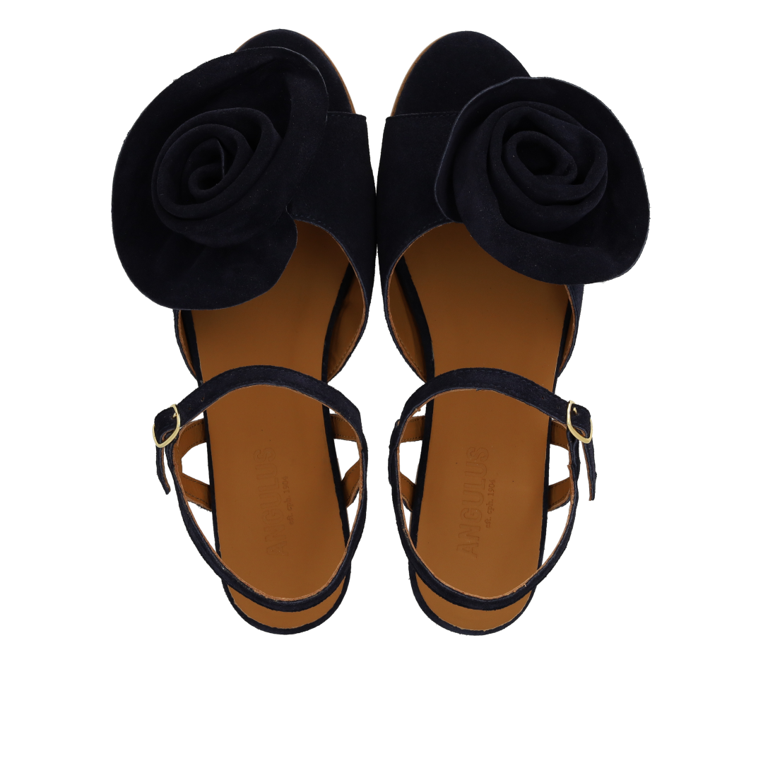 Sandal med voluminøs rosedetalje