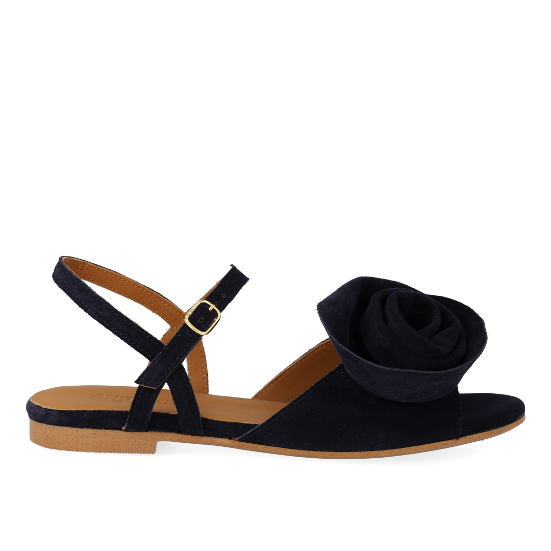 Sandal med voluminøs rosedetalje