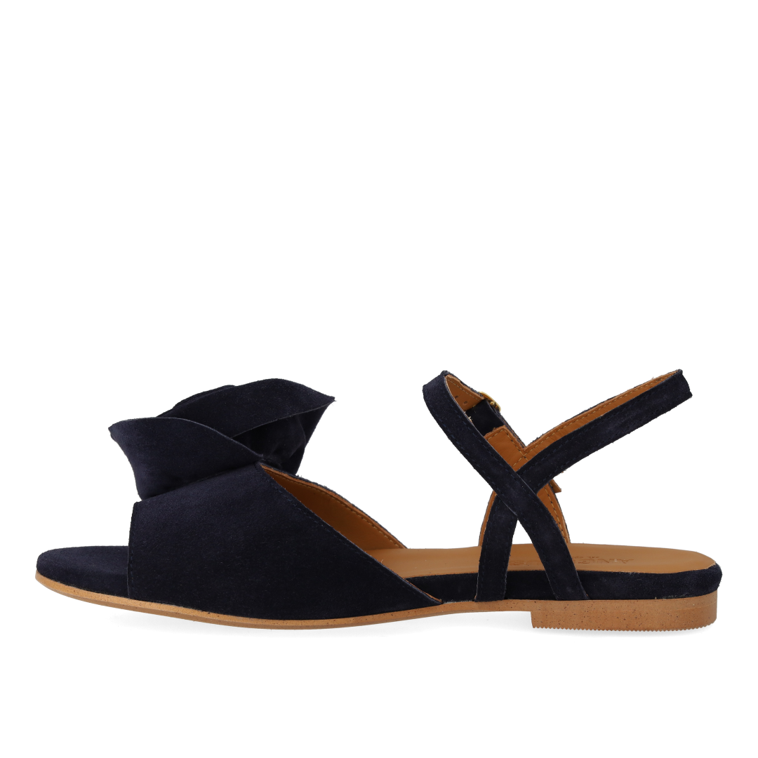 Sandal med voluminøs rosedetalje
