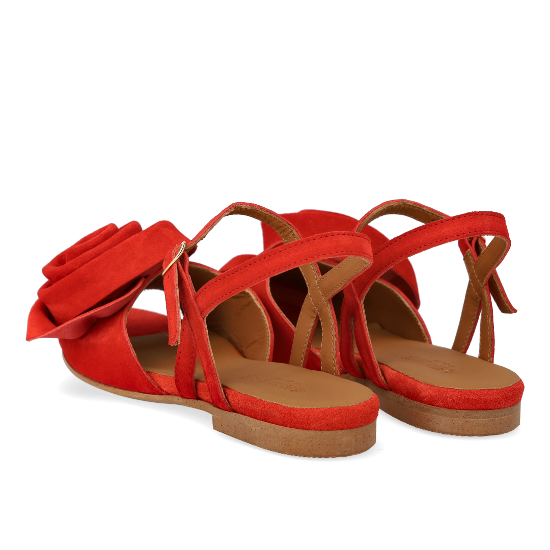 Sandal med voluminøs rosedetalje