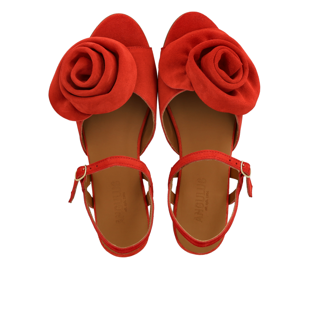 Sandal med voluminøs rosedetalje
