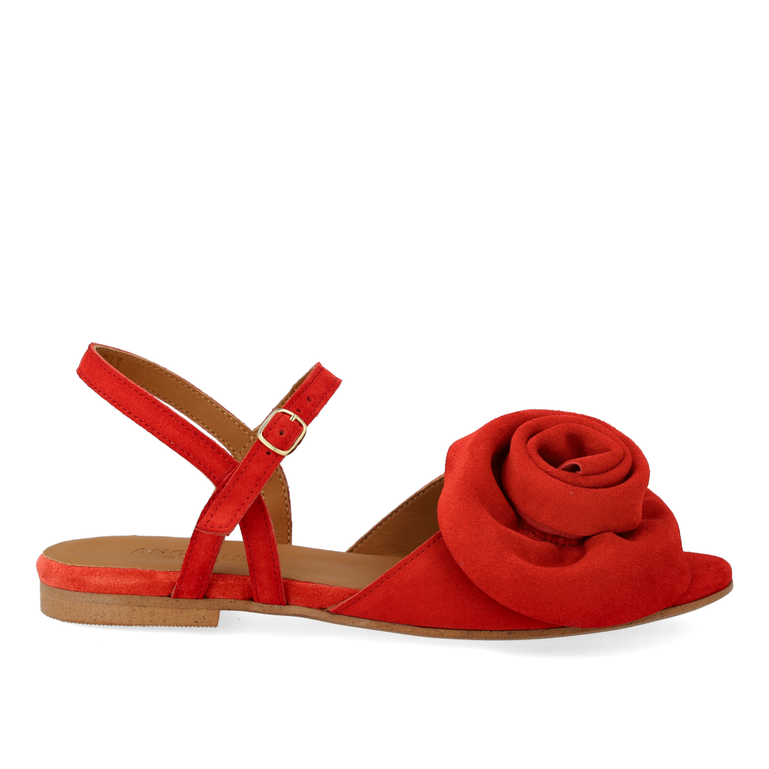 Sandal med voluminøs rosedetalje