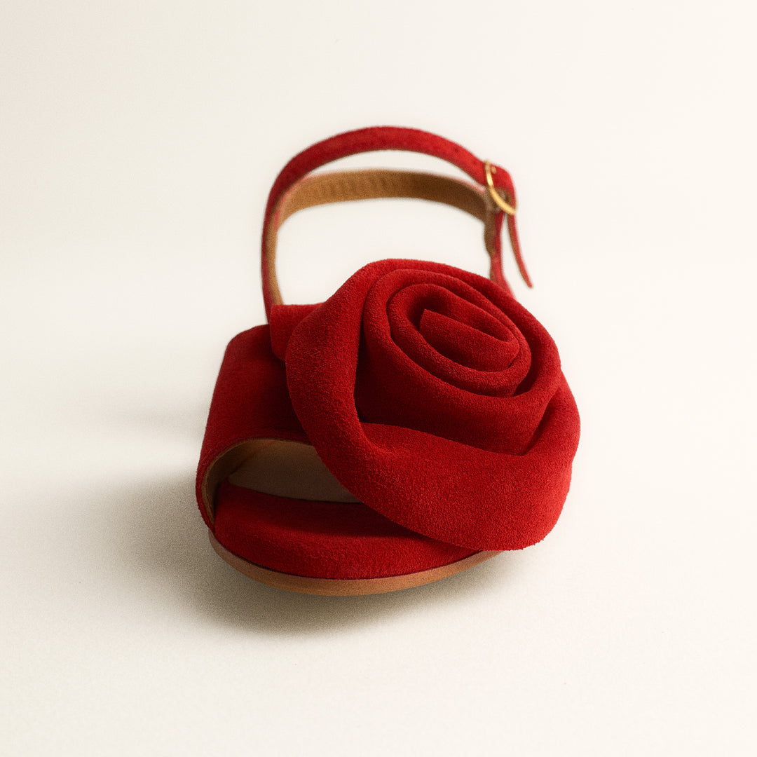 Sandal med voluminøs rosedetalje