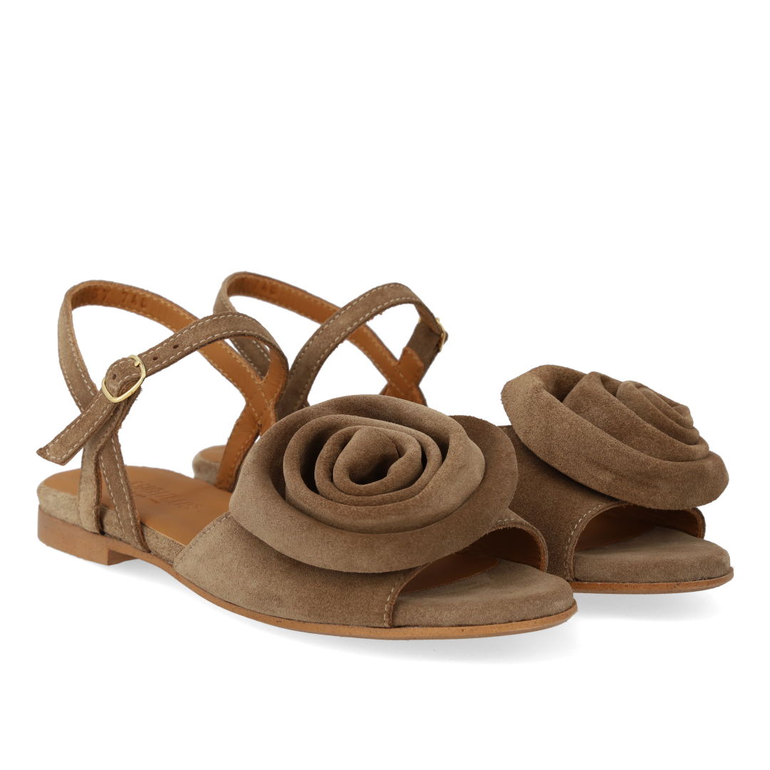 Sandal med voluminøs rosedetalje