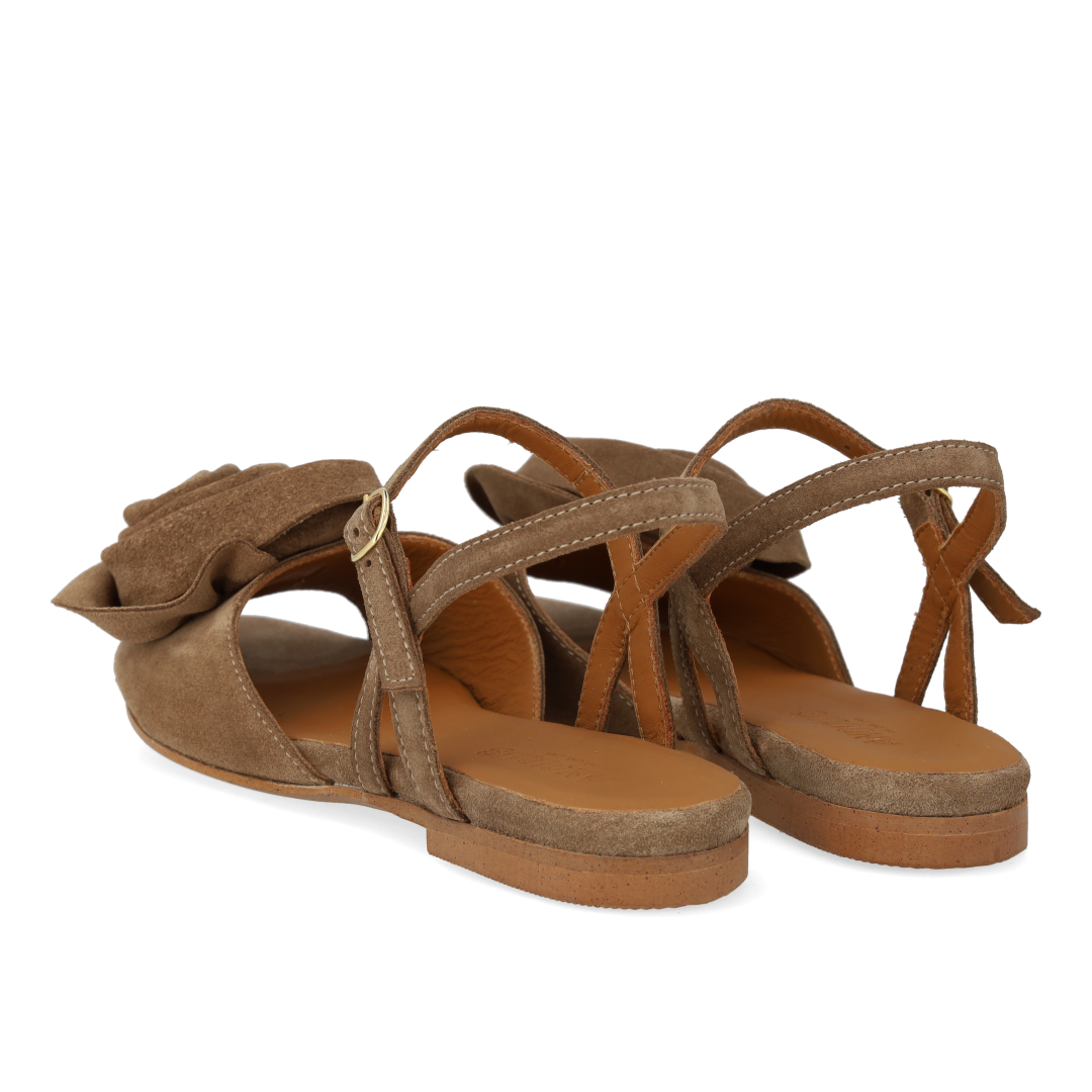 Sandal med voluminøs rosedetalje