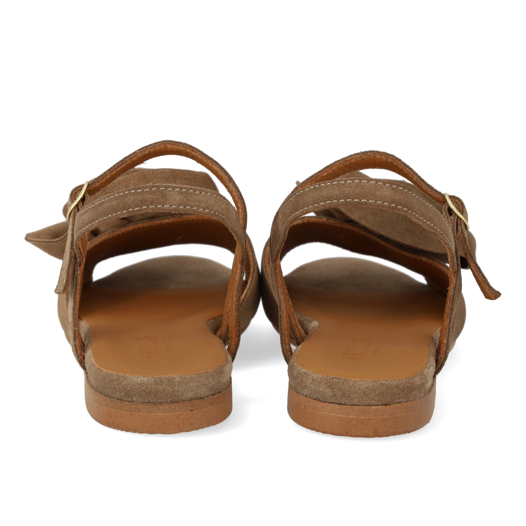 Sandal med voluminøs rosedetalje