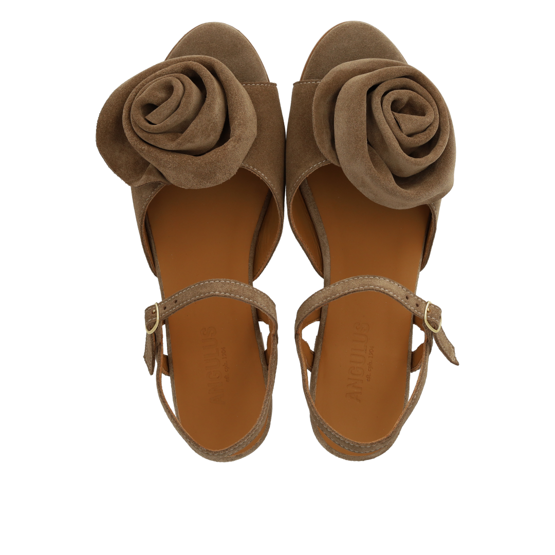 Sandal med voluminøs rosedetalje