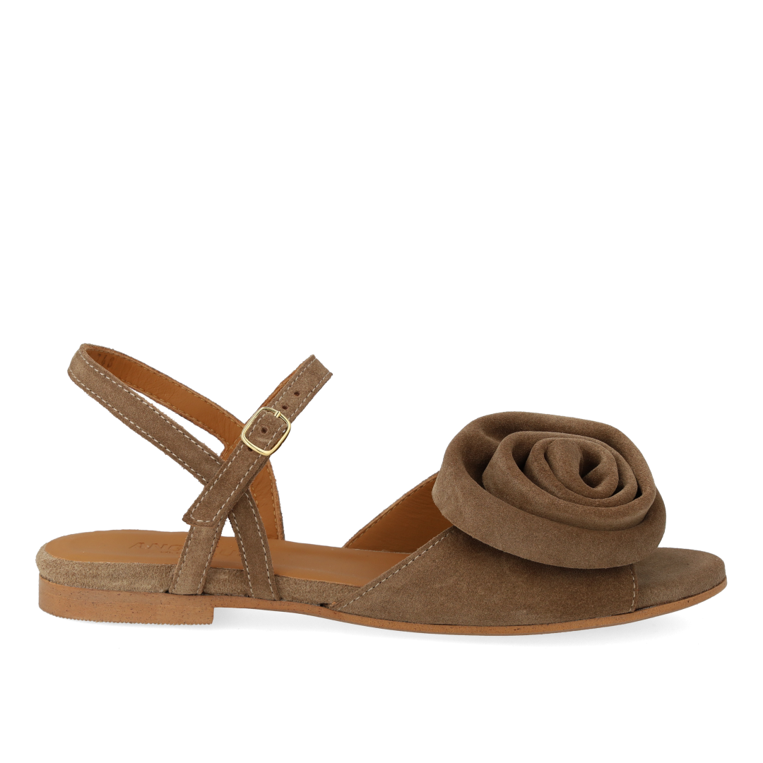 Sandal med voluminøs rosedetalje