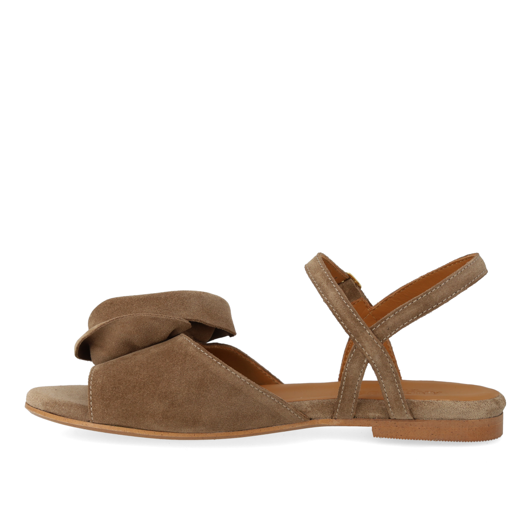 Sandal med voluminøs rosedetalje