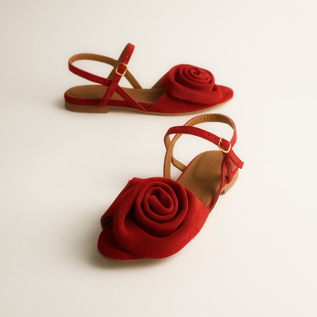 Sandal med voluminøs rosedetalje