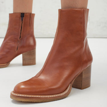 Støvlet på blokhæl med lynlås