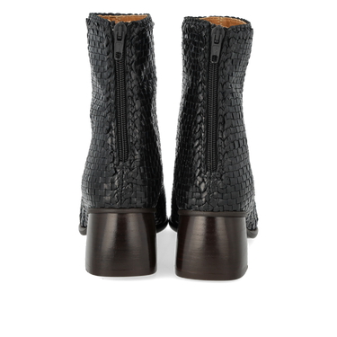 Håndflettet læderstøvlet med skulpturel blokhæl