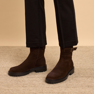 Støvle med dekorativ spændedetalje